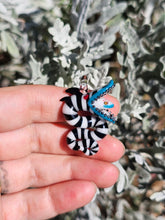 Load image into Gallery viewer, Sandworm pendant