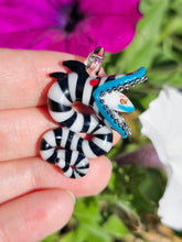 Load image into Gallery viewer, Sandworm pendant