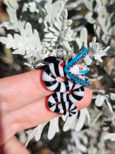 Load image into Gallery viewer, Sandworm pendant