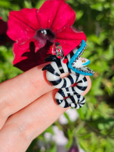 Load image into Gallery viewer, Sandworm pendant