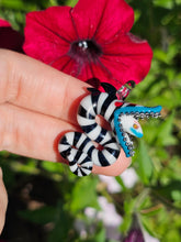 Load image into Gallery viewer, Sandworm pendant