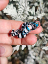 Load image into Gallery viewer, Sandworm pendant