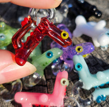 Load image into Gallery viewer, Dancing Toothless pendant - 10 colors ๐