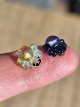 Load image into Gallery viewer, Spider pearl
